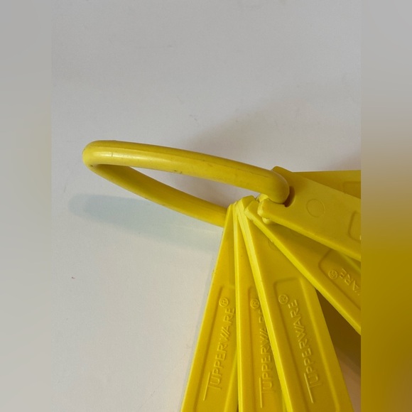 VTG TUPPERWARE Yellow MEASURING SPOONS Set Of 7 w/ RING Complete - Picture 3 of 5